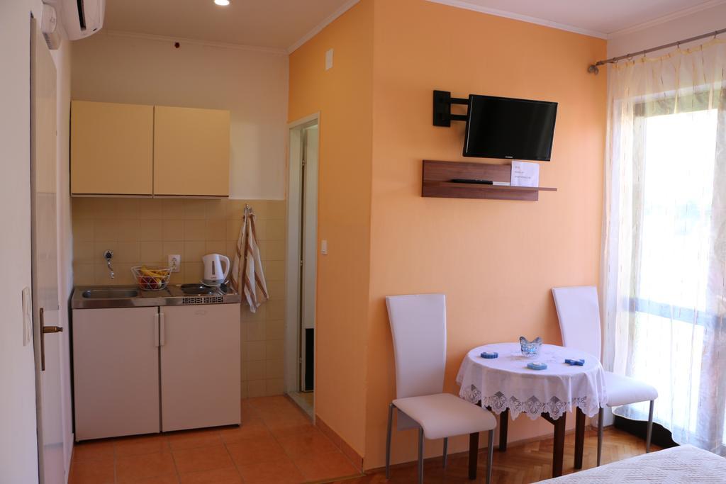 Apartments Milatic Jelsa  Esterno foto